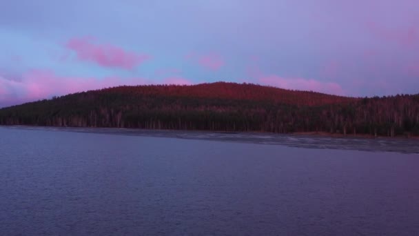 Luchtfoto van het natuurlijke landschap zonsondergang van de felle zon over de bergen — Stockvideo