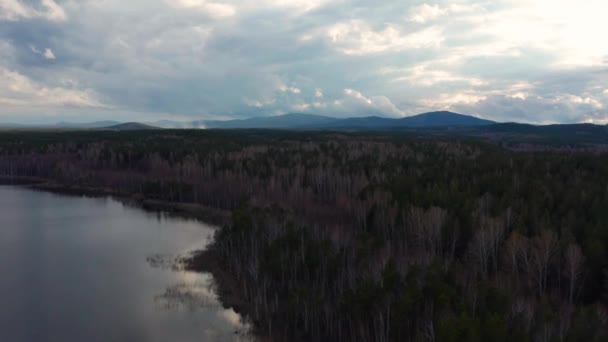 Vista aérea da floresta paisagem natural na costa do lago ao pôr do sol — Vídeo de Stock