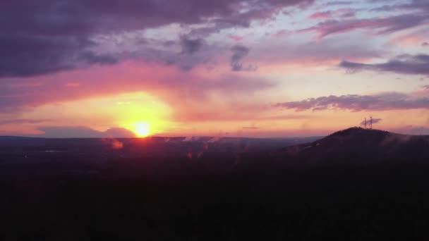 Flygfoto över det naturliga landskapet solnedgång av den ljusa solen över bergen — Stockvideo