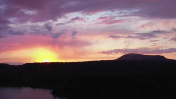 空中俯瞰高山上明亮的太阳落日的自然景观 — 图库视频影像