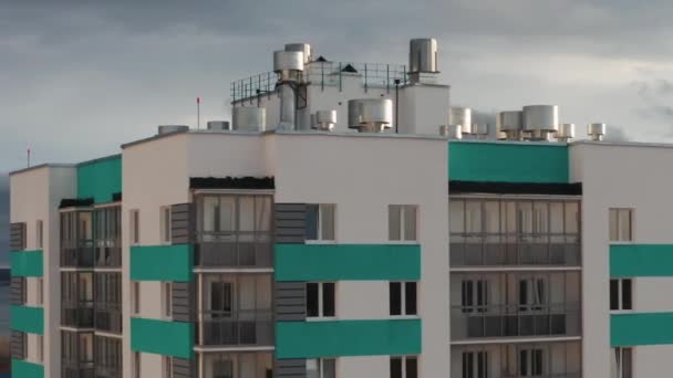 Вид с воздуха на жилое здание на фоне городского пейзажа — стоковое видео