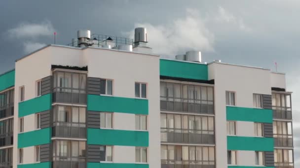 Vue aérienne d'un immeuble résidentiel sur fond de paysage urbain — Video