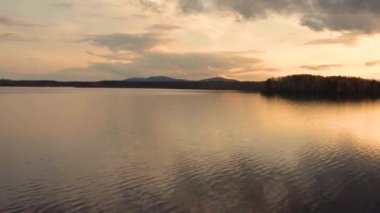 Gün batımında göl kıyısındaki doğal manzara manzarası.