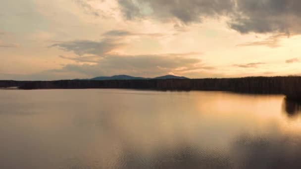 Légi kilátás a természeti táj erdő a tó partján naplementekor — Stock videók