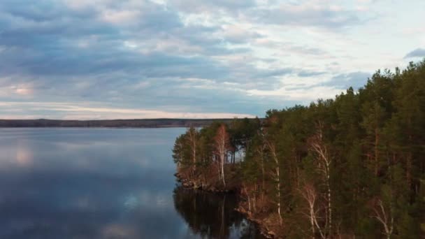 Vista aérea da floresta paisagem natural na costa do lago ao pôr do sol — Vídeo de Stock