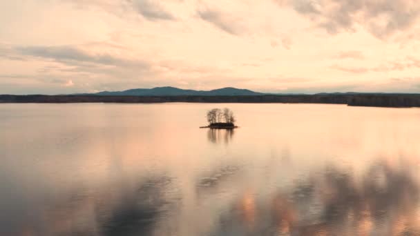 Gölün ortasındaki küçük bir adanın havadan görünüşü — Stok video