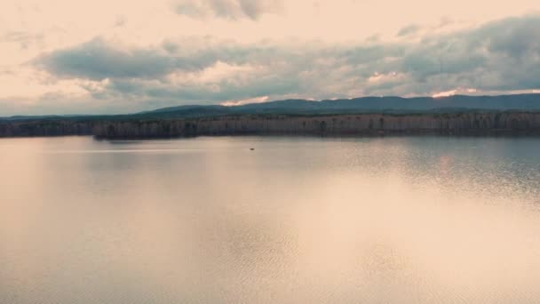 Aerial view of a motor boat sailing on the lake — Stock Video