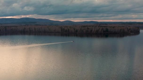 Luftaufnahme eines Motorbootes auf dem See — Stockvideo