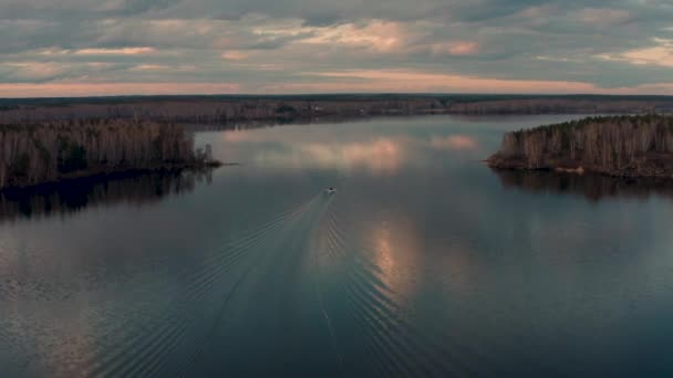 Luchtfoto van een motorboot die op het meer vaart — Stockvideo