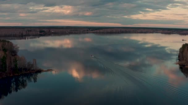 Вид с воздуха на моторную лодку, плывущую по озеру — стоковое видео