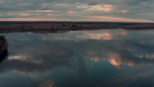 Вид с воздуха на моторную лодку, плывущую по озеру — стоковое видео