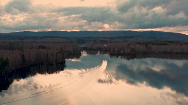 Veduta aerea di una barca a motore che naviga sul lago — Video Stock