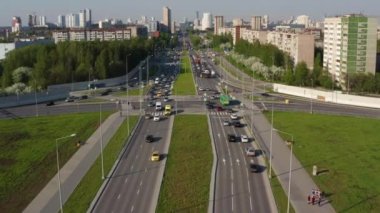 Şehirdeki araba trafiğinin hava görüntüsü