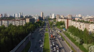 Şehirdeki araba trafiğinin hava görüntüsü
