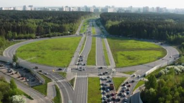 Bir araba kavşağının havadan görüntüsü