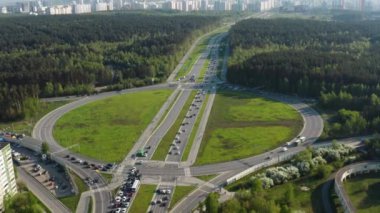 Bir araba kavşağının havadan görüntüsü