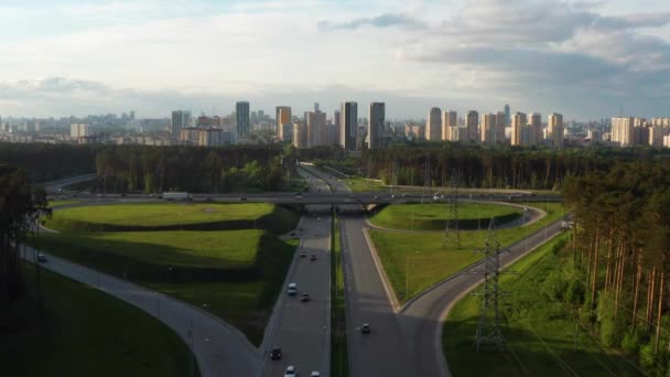 Letecký pohled na rušnou dálniční křižovatku s velkým provozem — Stock video
