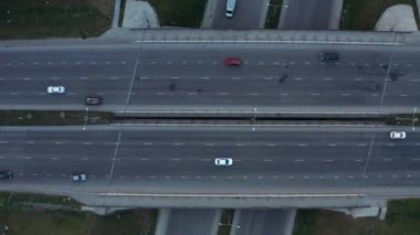 Kavşaktaki araba trafiğinin hava görüntüsü