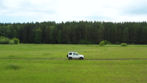 Widok z góry jeep jazdy po polnej drodze w przyrodzie — Wideo stockowe