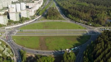 Bir araba kavşağının havadan görüntüsü