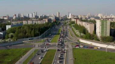 Bir araba kavşağının havadan görüntüsü