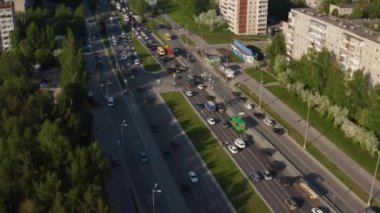 Bir araba kavşağının havadan görüntüsü