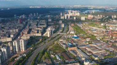 Şehir trafiğinin yoğun olduğu bir yolun havadan görüntüsü