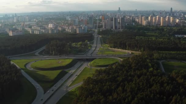 繁忙的高速公路与许多车辆交汇处的空中景观 — 图库视频影像