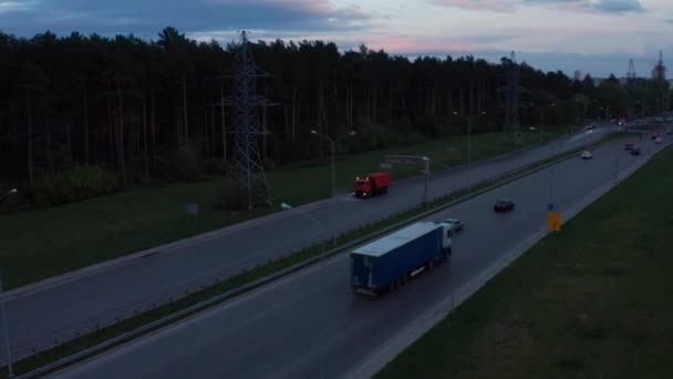 Veduta aerea di un camion che guida sulla strada — Video Stock