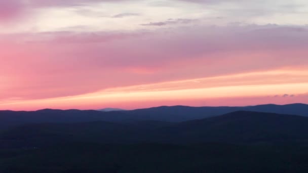从空中俯瞰森林上的红色落日 — 图库视频影像