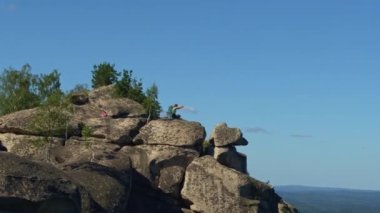 Kız doğada yoga ve spor yapıyor.