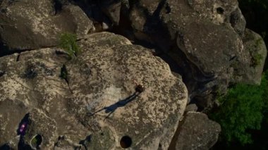 Kız doğada yoga ve spor yapıyor.