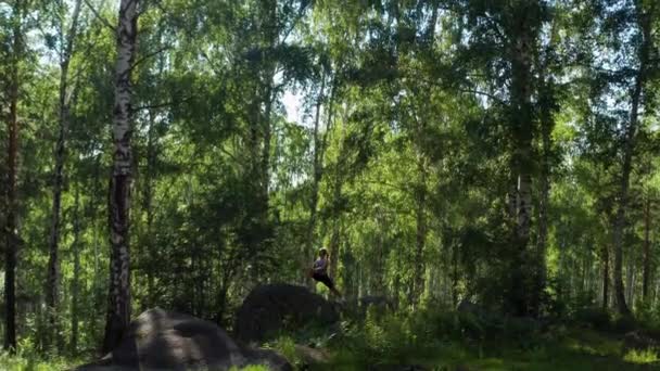 La ragazza sta facendo fitness nella foresta — Video Stock