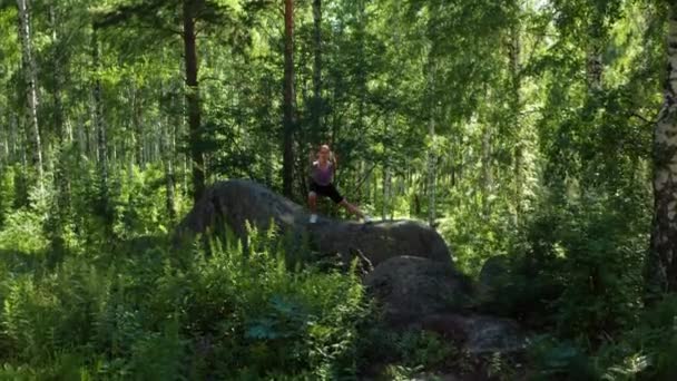 La fille fait du fitness dans la forêt — Video