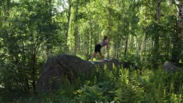 La fille fait du fitness dans la forêt — Video