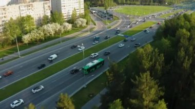 Trafikli bir şehir yolunun havadan görüntüsü