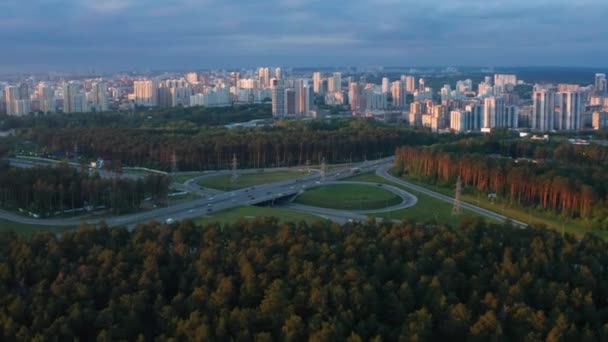 Luchtfoto van een drukke autowegovergang met veel verkeer — Stockvideo