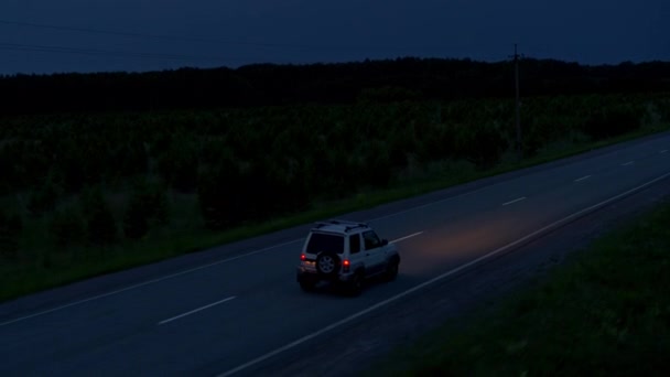 Flygfoto av en bil på vägen på kvällen — Stockvideo