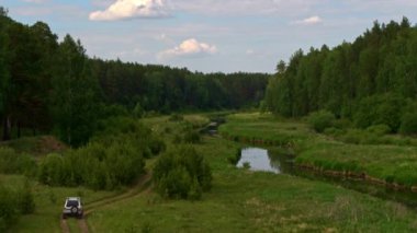 Nehir kıyısındaki bir arabanın hava görüntüsü.