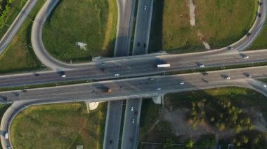 Kavşaktaki araba trafiğinin hava görüntüsü