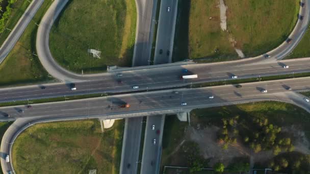 Luftaufnahme des Autoverkehrs an der Anschlussstelle — Stockvideo