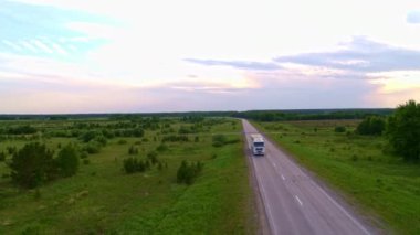 Otobanda bir kamyonun havadan görüntüsü.
