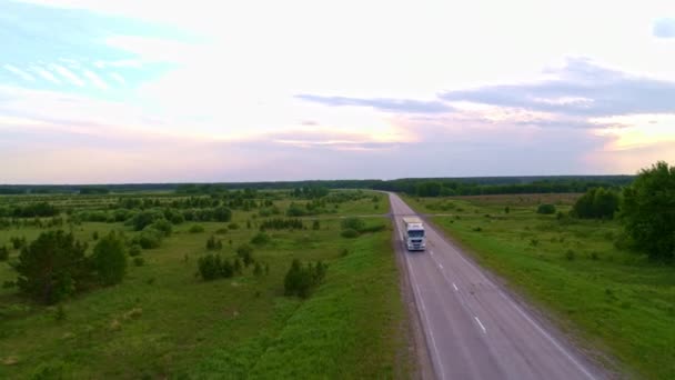 公路上一辆卡车的空中景观 — 图库视频影像