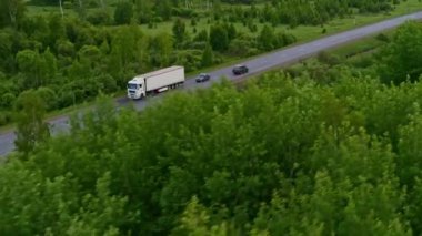Otobanda bir kamyonun havadan görüntüsü.