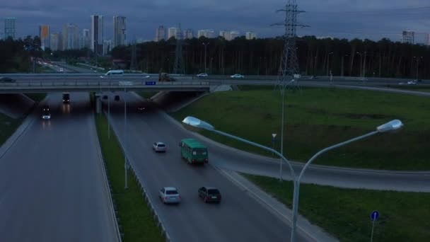 Vue aérienne d'un camion roulant sur la route — Video