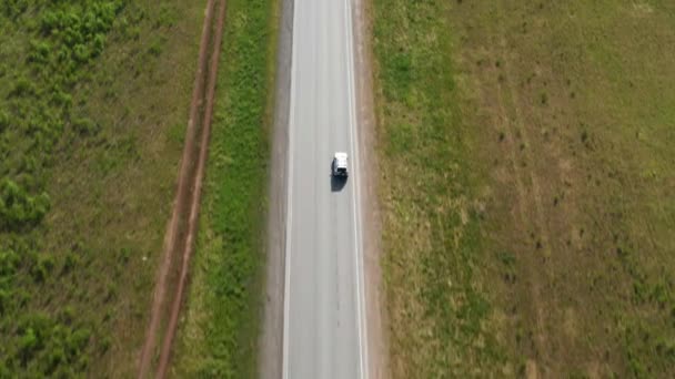 Vista aérea de um carro de viajantes na estrada — Vídeo de Stock