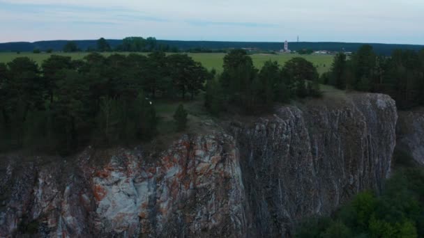 Vista aérea de un coche en el borde de un acantilado — Vídeos de Stock