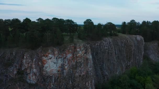 Vista aérea de un coche en el borde de un acantilado — Vídeos de Stock