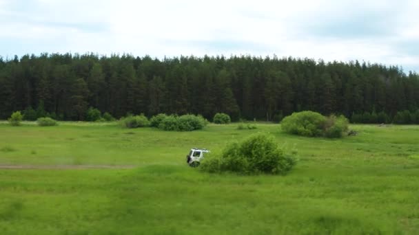 Вид зверху на джип, що їде по ґрунтовій дорозі в природі — стокове відео