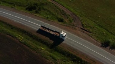 Otobanda bir kamyonun havadan görüntüsü.